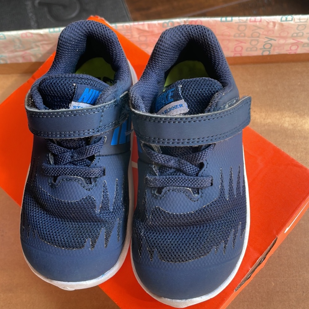 Nike tennis shoes 6t